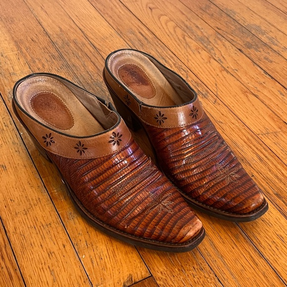 ARIAT western style pointed toe mules. Low heel. Genuine leather. 7. - Picture 6 of 6